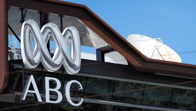 Mitchell Johnson leaves ABC Radio commentary role over betting clause